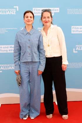 Aylin Tezel und Hella Wenders beim Empfang der Landesregierung Nordrhein-Westfalen, der Film- und Medienstiftung NRW und der Produktionsallianz anlässlich der 78. Internationalen Filmfestspiele von Cannes im Vilebrequin La Plage Ondine Restaurant & Beach Club. Cannes, 16.05.2025
