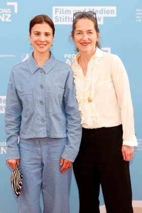 Aylin Tezel und Hella Wenders beim Empfang der Landesregierung Nordrhein-Westfalen, der Film- und Medienstiftung NRW und der Produktionsallianz anlässlich der 78. Internationalen Filmfestspiele von Cannes im Vilebrequin La Plage Ondine Restaurant & Beach Club. Cannes, 16.05.2025