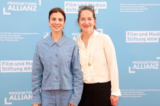 Aylin Tezel und Hella Wenders beim Empfang der Landesregierung Nordrhein-Westfalen, der Film- und Medienstiftung NRW und der Produktionsallianz anlässlich der 78. Internationalen Filmfestspiele von Cannes im Vilebrequin La Plage Ondine Restaurant & Beach Club. Cannes, 16.05.2025