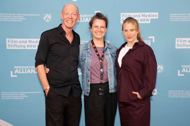 Lucas Schmidt, Louise Peter und Maren Schmitt beim Empfang der Landesregierung Nordrhein-Westfalen, der Film- und Medienstiftung NRW und der Produktionsallianz anlässlich der 78. Internationalen Filmfestspiele von Cannes im Vilebrequin La Plage Ondine Restaurant & Beach Club. Cannes, 16.05.2025