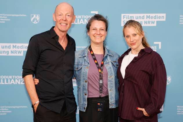Lucas Schmidt, Louise Peter und Maren Schmitt beim Empfang der Landesregierung Nordrhein-Westfalen, der Film- und Medienstiftung NRW und der Produktionsallianz anlässlich der 78. Internationalen Filmfestspiele von Cannes im Vilebrequin La Plage Ondine Restaurant & Beach Club. Cannes, 16.05.2025