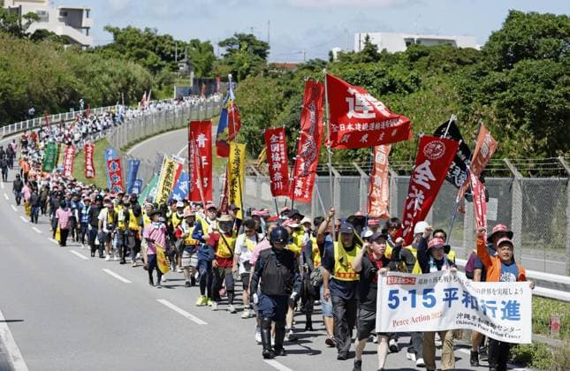 Bilder des Jahres 2025, News 05 Mai News Themen der Woche KW20 News Bilder des Tages Okinawa peace march People march near U.S. Marine Corps Air Station Futenma in the Okinawa Prefecture city of Ginowan, southern Japan, on May 17, 2025, during a peace march calling for the burden on Okinawa from hosting U.S. forces to be reduced, two days after the 53rd anniversary of its reversion to Japan. Okinawa hosts about 70 percent of U.S. forces in Japan.  A14AA0004558581P