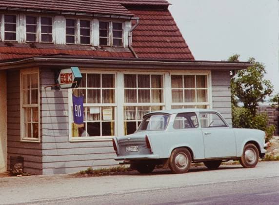 Archivbilder der Woche KW20 Eiscafe GER, 20230101, Aufnahme Berlin, ca. 1976, Stadtansicht, parkende Autos *** Ice cream parlor GER, 20230101, photo Berlin, ca 1976, city view, parked cars