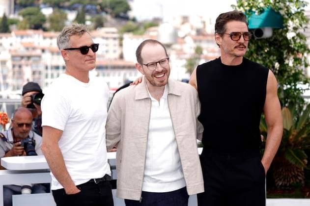 Pedro Pascal, Ari Aster und Joaquin Phoenix beim Photocall zum Kinofilm Eddington auf dem Festival de Cannes 2025 78. Internationale Filmfestspiele von Cannes am Palais des Festivals. Cannes, 17.05.2025