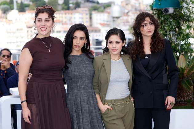 Avril Aurora, Lola Bravo, Daniela Lopez und Paulina Cortes beim Photocall zum Kinofilm La Ola La vague The Wave auf dem Festival de Cannes 2025 78. Internationale Filmfestspiele von Cannes am Palais des Festivals. Cannes, 17.05.2025
