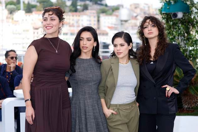 Avril Aurora, Lola Bravo, Daniela Lopez und Paulina Cortes beim Photocall zum Kinofilm La Ola La vague The Wave auf dem Festival de Cannes 2025 78. Internationale Filmfestspiele von Cannes am Palais des Festivals. Cannes, 17.05.2025