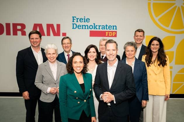 News Themen der Woche KW20 News Bilder des Tages 17.05.2025 - Berlin, Deutschland, Europa: 76. Ordentlicher Bundesparteitag der FDP Freie Demokraten - Estrel (Berlin): der neugewählte Bundesvorstand der FDP mit Nicole Büttner, Christian Dürr, Marie-Agnes Strack-Zimmermann, Svenja Hahn, Michael Georg Link, Susanne Seehofer, Lydia Hüskens, Florian Toncar, Henning Höne, Karl-Heinz PaquÃ Paque *** 17 05 2025 Berlin, Germany, Europe 76 Ordinary Federal Party Conference of the FDP Free Democrats Estrel Berlin the newly elected Federal Executive Committee of the FDP with Nicole Büttner, Christian Dürr, Marie Agnes Strack Zimmermann, Svenja Hahn, Michael Georg Link, Susanne Seehofer, Lydia Hüskens, Florian Toncar, Henning Höne, Karl Heinz PaquÃ Paque Copyright: xJamesxZabelx
