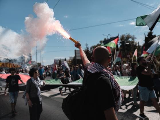News Themen der Woche KW20 News Bilder des Tages Demonstration About 77th Anniversary Of Nakba In Athens, Greece On 17th Of May A man holds a firework that releases red smoke in front of the Israeli embassy, as demonstrators behind him wave a large Palestinian flag during a protest marking the 77th anniversary of the Nakba in Athens, Greece, on May 17. The Nakba, or catastrophe, refers to the mass displacement of Palestinians during the 1948 Arab-Israeli war. Athens Greece  Copyright: xDanielxYovkovx originalFilename: yovkov-demonstr250517_npRhM.jpg