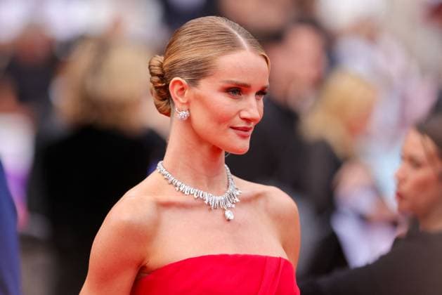 Entertainment Bilder des Tages Cannes - Nouvelle Vague Red Carpet Rosie Huntington-Whiteley attends the Nouvelle Vague (New Wave) red carpet at the 78th annual Cannes Film Festival at Palais des Festivals on May 17, 2025 in Cannes, France. Photo by Shootpix ABACAPRESS.COM Cannes France  Copyright: xShootpix ABACAx