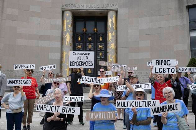 Bilder des Jahres 2025, News 05 Mai News Themen der Woche KW20 News Bilder des Tages May 17, 2025, New York, New York, USA: On the steps of the Brooklyn Public Library in Grand Army Plaza demonstrators hold signs that read DISABILITY IMPLICIT BIAS RACIAL INEQUALITY CLIMATE UTERUS CULTURAL UNDERSERVED CLEAN ENERGY DIVERSITY NATIVE AMERICAN NON-BINARY WOMAN BIPOC LGBTQ ACCESSIBILITY HERITAGE OPPRESSION CENSORSHIP KILLS DEMOCRACIES, some of the hundreds of words and acronyms now banned from government websites and materials. ArtistÃ‚ Ellen Driscoll organized the Celebration of Words Actions where participants hold and speak the words to honor them as protectors of free speech in response to Trump administration censorship. New York USA - ZUMAr174 20250517_znp_r174_011 Copyright: xGinaxMxRandazzox