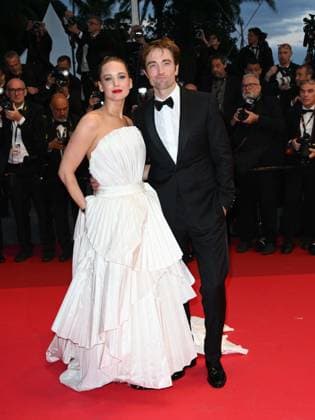 Entertainment Bilder des Tages Cannes, France, Cannes: Cannes, 78th Cannes Film Festival 2025 - evening 5 - red carpet of the film Die, My Love. In the photo Jennifer Lawrence and Robert Pattinson Cannes Cannes  - ZUMAp169 20250517_zea_p169_2278 Copyright: xSimonexComix