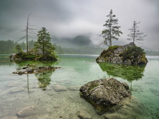 Creative Highlights World Hintersee unter einem bewölkten regnerischen Himmel, Nationalpark Berchtesgaden, Ramsau, Oberbayern, Bayern, Deutschland, Europa Hintersee under a cloudy rainy sky, Berchtesgaden National Park, Ramsau, Upper Bavaria, Bavaria, Germany, Europe Copyright: imageBROKER HerbertxBerger ibxheb13725705.jpg