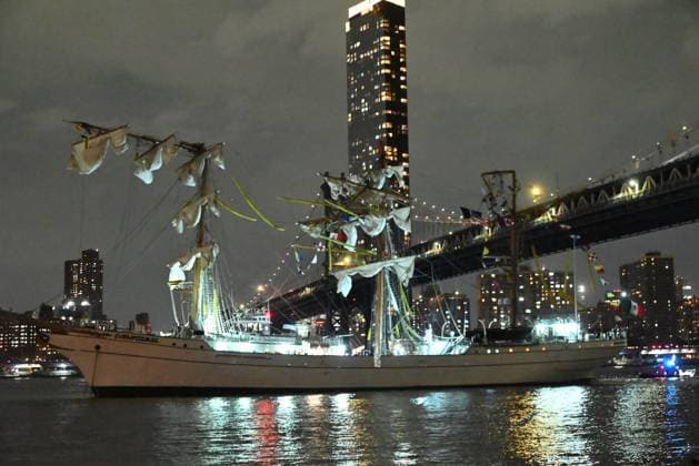 Bilder des Jahres 2025, News 05 Mai News Themen der Woche KW20 News Bilder des Tages Mexican Navy Training Vessel Collides Onto Brooklyn Bridge The Mexican naval ship Cuauhtemoc is pictured in the East River after it strikes the Brooklyn Bridge in Brooklyn, New York, United States, on May 17, 2025 Brooklyn, New York United States  Copyright: xKylexMazzax originalFilename: mazza-notitle250518_npFTq.jpg