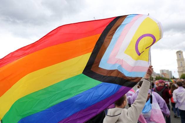 Menschen laufen mit Regenbogenfahne in der Breiten Straße während einer Demo zum Christopher Street Day in Potsdam, 17. Mai 2025. CSD in Potsdam *** People walk with a rainbow flag in Breite Straße during a demonstration for Christopher Street Day in Potsdam, May 17, 2025 CSD in Potsdam