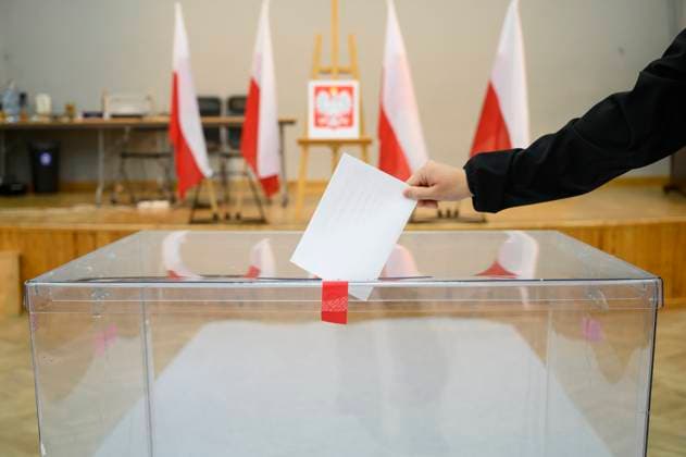 News Themen der Woche KW20 News Bilder des Tages Poland Votes In Presidential Elections A man casts his ballot at a polling station during presidential elections in Warsaw, Poland, on May 18, 2025. Warsaw Poland  Copyright: xAleksanderxKalkax originalFilename: kalka-polandvo250518_npDkI.jpg