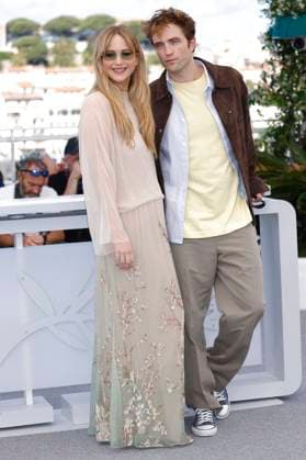 Jennifer Lawrence und Robert Pattinson beim Photocall zum Kinofilm Die, My Love auf dem Festival de Cannes 2025 78. Internationale Filmfestspiele von Cannes am Palais des Festivals. Cannes, 18.05.2025