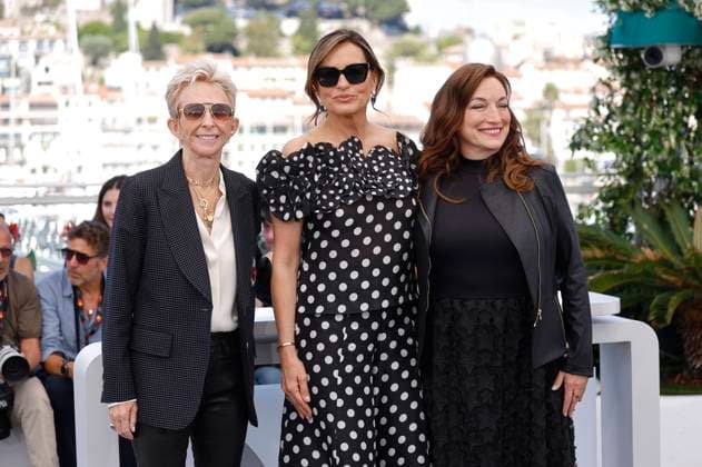 Lauran Bromley, Mariska Hargitay und Trish Adlesic beim Photocall zum HBO Dokumentarfilm My Mom Jayne auf dem Festival de Cannes 2025 78. Internationale Filmfestspiele von Cannes am Palais des Festivals. Cannes, 18.05.2025