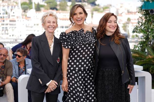 Lauran Bromley, Mariska Hargitay und Trish Adlesic beim Photocall zum HBO Dokumentarfilm My Mom Jayne auf dem Festival de Cannes 2025 78. Internationale Filmfestspiele von Cannes am Palais des Festivals. Cannes, 18.05.2025