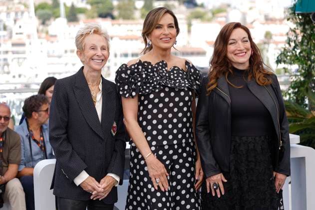 Lauran Bromley, Mariska Hargitay und Trish Adlesic beim Photocall zum HBO Dokumentarfilm My Mom Jayne auf dem Festival de Cannes 2025 78. Internationale Filmfestspiele von Cannes am Palais des Festivals. Cannes, 18.05.2025