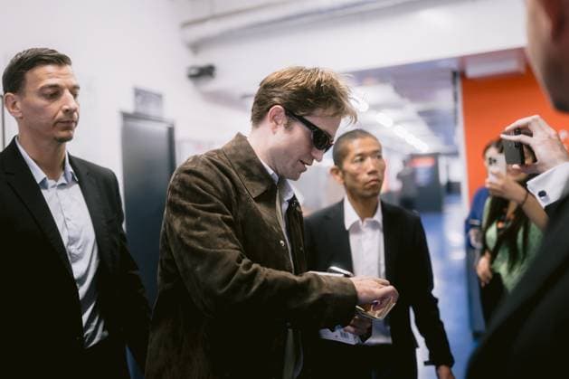 78eme Festival International du Film de Cannes Robert Pattinson takes time with fans Actor Robert Pattinson takes time with fans after Die my love movie press junket 444563 2025 05 18 Alpes Maritimes Cannes France  Copyright: xTerencexBaelenx STAR_444563_002