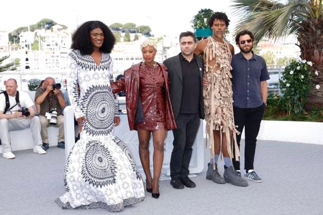 Marcalina Djibril, Cleo Diara, Pedro Pinho, Jonathan Guilherme und Sergio Coragem beim Photocall zum Kinofilm O Riso e a Faca I Only Rest in the Storm auf dem Festival de Cannes 2025 78. Internationale Filmfestspiele von Cannes am Palais des Festivals. Cannes, 18.05.2025