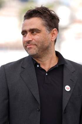 Pedro Pinho beim Photocall zum Kinofilm O Riso e a Faca I Only Rest in the Storm auf dem Festival de Cannes 2025 78. Internationale Filmfestspiele von Cannes am Palais des Festivals. Cannes, 18.05.2025