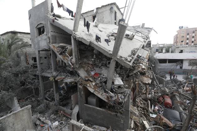 Bilder des Jahres 2025, News 05 Mai News Themen der Woche KW20 News Bilder des Tages A view of the destruction after the Israeli army attacked a building belonging to the Ayyash family in the Nuseirat Refugee Camp A view of the destruction after the Israeli army attacked a building belonging to the Ayyash family in the Nuseirat Refugee Camp, central Gaza strip, on May 18, 2025. As a result of the attack, a large part of the house belonging to the family was destroyed, while other houses in the neighborhood were damaged. Photo by Moiz Salhi apaimages Nusairat Gaza Strip Palestinian Territory 180525_Nusairat_MS_00(7) Copyright: xapaimagesxMoizxSalhixx xapaimagesx