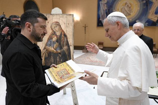 News Bilder des Tages Pope Leo XIV Meets Ukrainian President Volodymyr Zelenskyy - Vatican Pope Leo XIV meets Ukrainian President Volodymyr Zelenskyy after the mass for the beginning of the pontificate of Pope Leo XIV at the Vatican on May 18, 2025. Photo by (EV) Vatican Media ABACAPRESS.COM Vatican Vatican (or Holy See)  Copyright: xABACAx