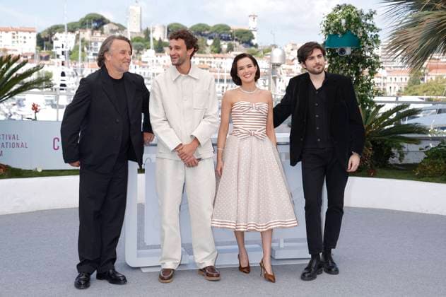 Richard Linklater, Aubry Dullin, Zoey Deutch und Guillaume Marbeck beim Photocall zum Kinofilm Nouvelle Vague New Wave auf dem Festival de Cannes 2025 78. Internationale Filmfestspiele von Cannes am Palais des Festivals. Cannes, 18.05.2025