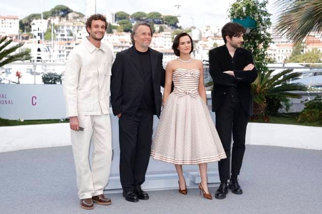 Aubry Dullin, Richard Linklater, Zoey Deutch und Guillaume Marbeck beim Photocall zum Kinofilm Nouvelle Vague New Wave auf dem Festival de Cannes 2025 78. Internationale Filmfestspiele von Cannes am Palais des Festivals. Cannes, 18.05.2025