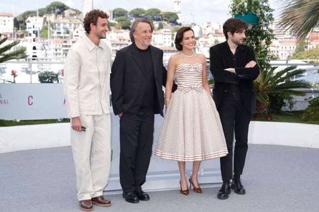Aubry Dullin, Richard Linklater, Zoey Deutch und Guillaume Marbeck beim Photocall zum Kinofilm Nouvelle Vague New Wave auf dem Festival de Cannes 2025 78. Internationale Filmfestspiele von Cannes am Palais des Festivals. Cannes, 18.05.2025