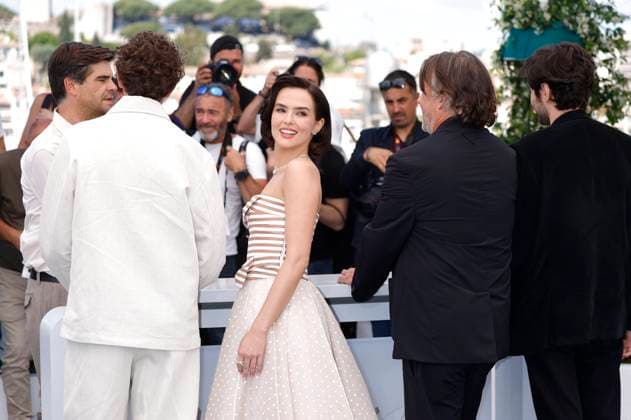 Aubry Dullin, Zoey Deutch, Richard Linklater und Guillaume Marbeck beim Photocall zum Kinofilm Nouvelle Vague New Wave auf dem Festival de Cannes 2025 78. Internationale Filmfestspiele von Cannes am Palais des Festivals. Cannes, 18.05.2025