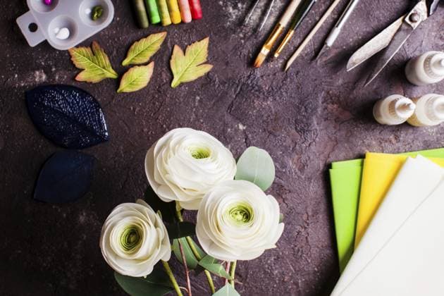 Draufsicht auf handgemachte Ranunkeln DIY Herstellung realistischer Blumen aus Schaumstoff und Handwerk Top view of handmade ranunculus DIY making realistic flowers from foam and crafts Copyright: imageBROKER OksanaxShufrych ibxiqx13436374.jpg ,model released, Symbolfoto ,property released