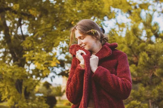 Junge attraktive Frau, die sich in einen weichen, warmen, bordeauxfarbenen Mantel einwickelt. Mädchen mit geschlossenen Augen Gefühl glücklich posiert allein im Herbst Wald Young attractive woman wrapping herself up in a soft warm burgundy color coat. Girl with closed eyes feeling happy posing alone in autumn forest Copyright: imageBROKER OksanaxShufrych ibxiqx13437009.jpg ,model released, Symbolfoto ,property released