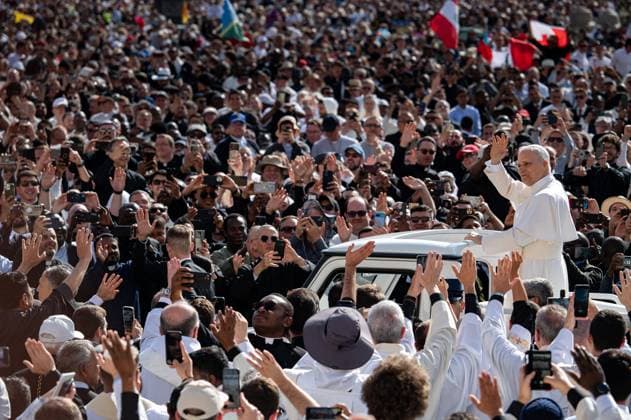 News Themen der Woche KW20 News Bilder des Tages Pope Leo XIV Holds Inauguration Mass In St. Peter s Square Pope Leo XIV tours St. Peter s Square in his popemobile prior to a Holy Mass for the Beginning of the Pontificate of Pope Leo XIV in The Vatican on May 18, 2025. Vatican City Vatican  Copyright: xMassimoxValicchiax originalFilename: valicchia-notitle250518_npSAV.jpg