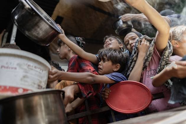 News Themen der Woche KW20 News Bilder des Tages May 18, 2025, Gaza, Gaza, Palestine: May 18, 2025, Gaza City Displaced Palestinians go to receive a free meal at a displacement camp in central Gaza City, amid widespread famine due to the closure of crossings for more than two months, the failure to allow aid into the Gaza Strip, and the ongoing military escalation in the Gaza Strip. Gaza Palestine - ZUMAa249 20250518_znp_a249_010 Copyright: xSaherxAlghorrax