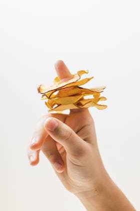 Creative Highlight Symbolbilder Mädchen legte auf ihren Finger runden getrockneten Apfelscheiben. Gesunder Snack Konzept Girl put on her finger round dried slices of apple. Healthy snack concept Copyright: imageBROKER OksanaxShufrych ibxiqx13440347.jpg ,model released, Symbolfoto ,property released