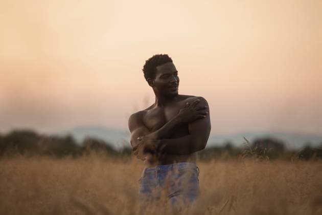 Porträt eines sexuellen jungen Modells, das im Freien auf einem Sommerfeld zwischen Roggenähren posiert. Hübscher Baür auf seinem Ackerland. Schöne Sonnenuntergang Himmel Hintergrund Portrait of sexual young model posing outdoors in summer field among rye spikelets. Handsome farmer at his farmland. Beautiful sunset sky background Copyright: imageBROKER OksanaxShufrych ibxiqx13441645.jpg ,model released, Symbolfoto ,property released