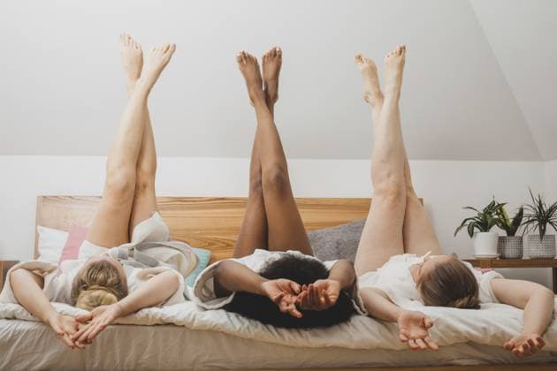 Creative Highlight Symbolbilder Drei junge Frauen in Bademänteln liegen auf dem Bett und haben die Beine hochgelegt Three young women in a bathrobes are lying on the bed with their legs raised up Copyright: imageBROKER OksanaxShufrych ibxiqx13442612.jpg ,model released, Symbolfoto ,property released