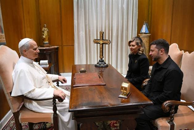 News Themen der Woche KW20 News Bilder des Tages Praesident Wolodymyr Selenskyj und Olena Selenska : Audienz bei Papst Leo XIV am 18.05.2025 im Vatikan Rom. Working Visit of the President and the First Lady to Italy and the Vatican Foto:The Presidential Office of Ukraine via *** President Volodymyr Selenskyj and Olena Selenska Audience with Pope Leo XIV on 18 05 2025 at the Vatican Rome Working Visit of the President and the First Lady to Italy and the Vatican Photo The Presidential Office of Ukraine via