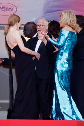 Julianne Moore, Thierry Fremaux und Iris Knobloch bei der Premiere des Kinofilms The Phoenician Scheme Der phönizische Meisterstreich auf dem Festival de Cannes 2025 78. Internationale Filmfestspiele von Cannes im Palais des Festivals. Cannes, 18.05.2025