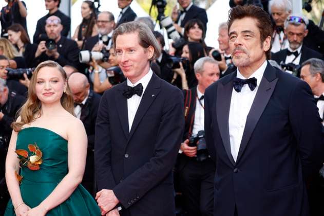 Mia Threapleton, Wes Anderson und Benicio del Toro bei der Premiere des Kinofilms The Phoenician Scheme Der phönizische Meisterstreich auf dem Festival de Cannes 2025 78. Internationale Filmfestspiele von Cannes im Palais des Festivals. Cannes, 18.05.2025