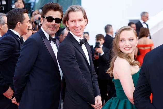 Rupert Friend, Benicio del Toro, Wes Anderson und Mia Threapleton bei der Premiere des Kinofilms The Phoenician Scheme Der phönizische Meisterstreich auf dem Festival de Cannes 2025 78. Internationale Filmfestspiele von Cannes im Palais des Festivals. Cannes, 18.05.2025