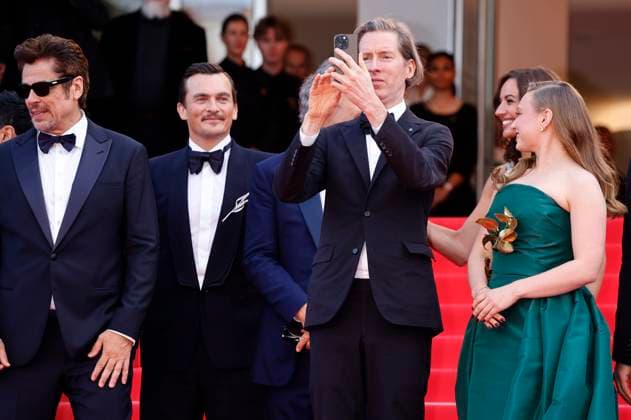 Benicio del Toro, Rupert Friend, Wes Anderson und Mia Threapleton bei der Premiere des Kinofilms The Phoenician Scheme Der phönizische Meisterstreich auf dem Festival de Cannes 2025 78. Internationale Filmfestspiele von Cannes im Palais des Festivals. Cannes, 18.05.2025