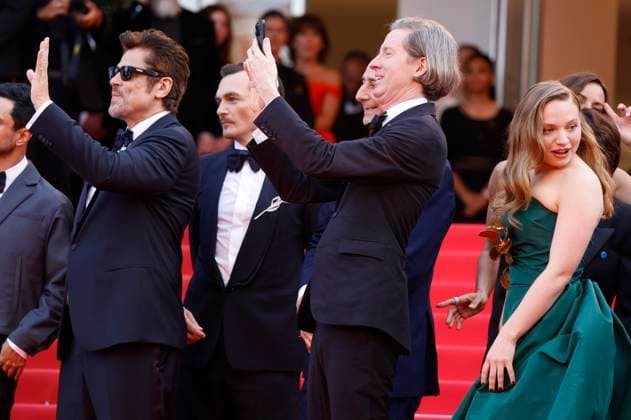 Benicio del Toro, Rupert Friend, Wes Anderson und Mia Threapleton bei der Premiere des Kinofilms The Phoenician Scheme Der phönizische Meisterstreich auf dem Festival de Cannes 2025 78. Internationale Filmfestspiele von Cannes im Palais des Festivals. Cannes, 18.05.2025