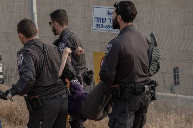 News Themen der Woche KW20 News Bilder des Tages Nahostkonflikt, israelische Demonstranten fordern an der Grenze zu Gaza Ende des Militäreinsatzes May 18, 2025, Gaza Border, Gaza Border, Israel: People try to march to the Gaza fence to call for the end of the war as Israeli invasion of Gaza intensifies Gaza Border Israel - ZUMAs319 20250518_znp_s319_038 Copyright: xGabyxSchuetzex
