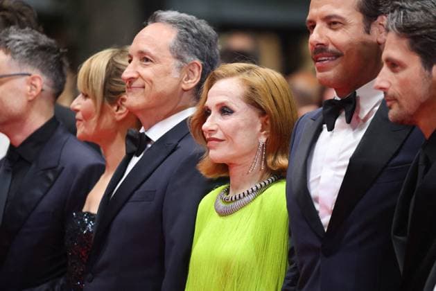 J Montée des marches du film La femme la plus riche du monde lors du 78ème Festival International du Film de Cannes Marina Foïs, Thierry Klifa, Isabelle Huppert, Laurent Lafitte, Raphaël Personnaz Montée des marches du film La femme la plus riche du monde lors du 78ème Festival International du Film de Cannes, au Palais des Festivals à Cannes Le 18 mai 2025 Jacovides Moreau Bestimage Red carpet for the movie The richest woman in the world during the 78th Cannes International Film Festival at the Palais des Festivals in Cannes, France On may 18th 2025 Cannes France  Copyright: xJACOVIDES-MOREAUx xBESTIMAGExJACOVIDES-MOREAUx xBESTIMAGEx