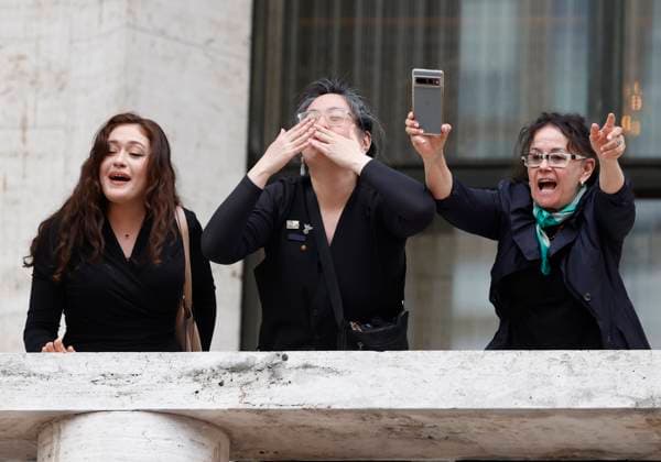 Spectators react when Tom Cruise arrives on the red carpet at the Mission: Impossible The Final Reckoning New York Premiere at Lincoln Center on Sunday, May 18, 2025 in New York City.  NYP20250518254 JOHNxANGELILLO