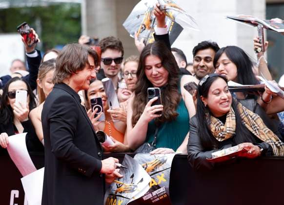 Fans react when Tom Cruise arrives on the red carpet to greet fans, sign autograph and take selfies at the Mission: Impossible The Final Reckoning New York Premiere at Lincoln Center on Sunday, May 18, 2025 in New York City.  NYP20250518255 JOHNxANGELILLO
