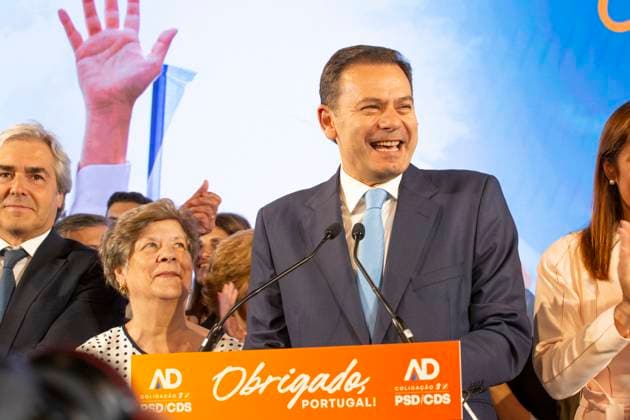 News Themen der Woche KW20 News Bilder des Tages Parlamentswahlen in Portugal, Luis Montenegro vor Anhängern in Lissabon Luis Montenegro Delivers A Statement On Elections Results Luis Montenegro, candidate for the Democratic Alliance (AD), delivers a statement following the election victory results in Lisbon, Portugal, on May 18, 2025. Lisbon Portugal  Copyright: xLuisxBozax originalFilename: boza-notitle250519_npyZ8.jpg
